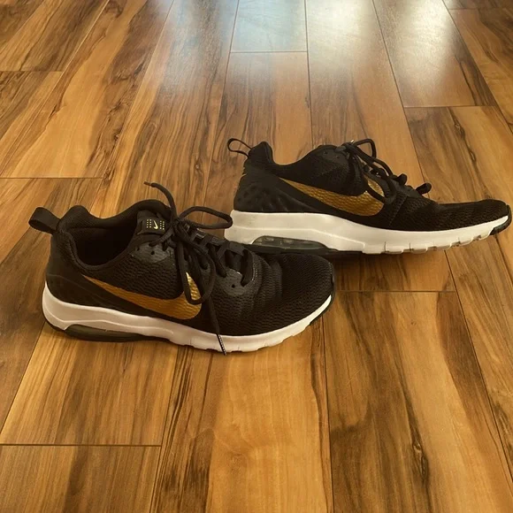 LN Nike Air Max Motion LW Black & Metallic Gold size 10 - Picture 3 of 8
